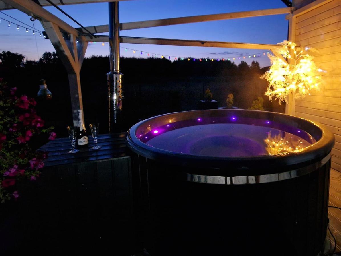 Diamenty Baltyku Domki Wakacyjne Balia Z Jacuzzi Меленко Экстерьер фото